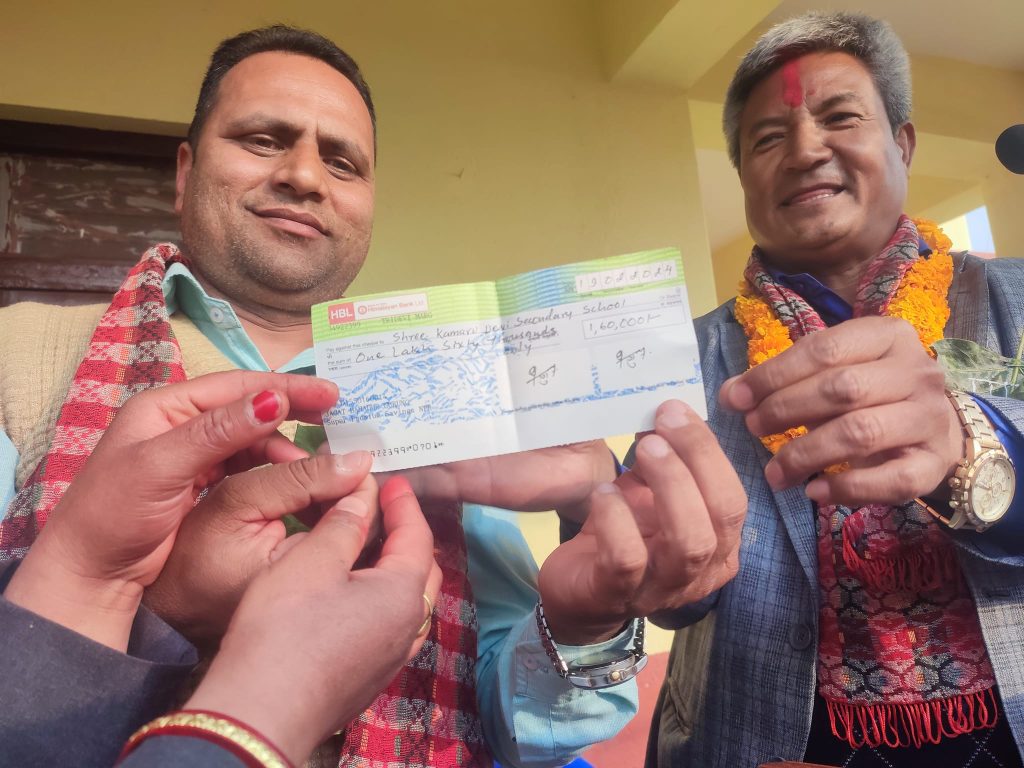 बेलकोटगढीका नगरप्रमुख गुरुङद्धारा कामरुदेवि माबिलाई १ लाख ६० हजार सहयोग