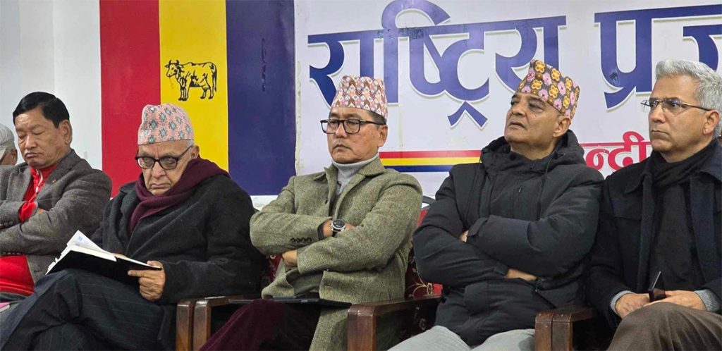 राप्रपाले सरकारलाई ४० बुँदे ज्ञापन पत्र बुझाउँदै