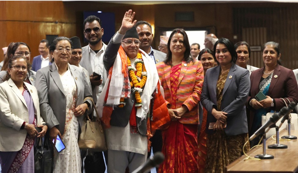 ‘मेरो काँधमा देशप्रति अझ जिम्मेवारी थपिएको अनुभूति भईरहेको छ’ : प्रधानमन्त्री दाहाल