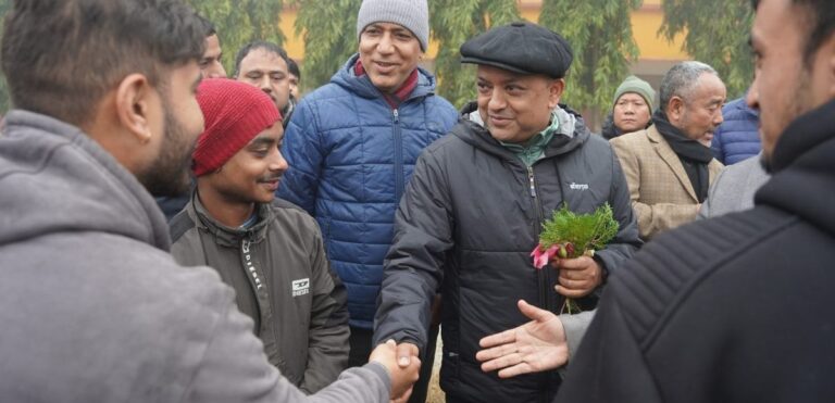 बीपीको शालिकमा माल्यार्पण गर्दै गगन थापाले पुन: सुरु गरे संवाद यात्रा