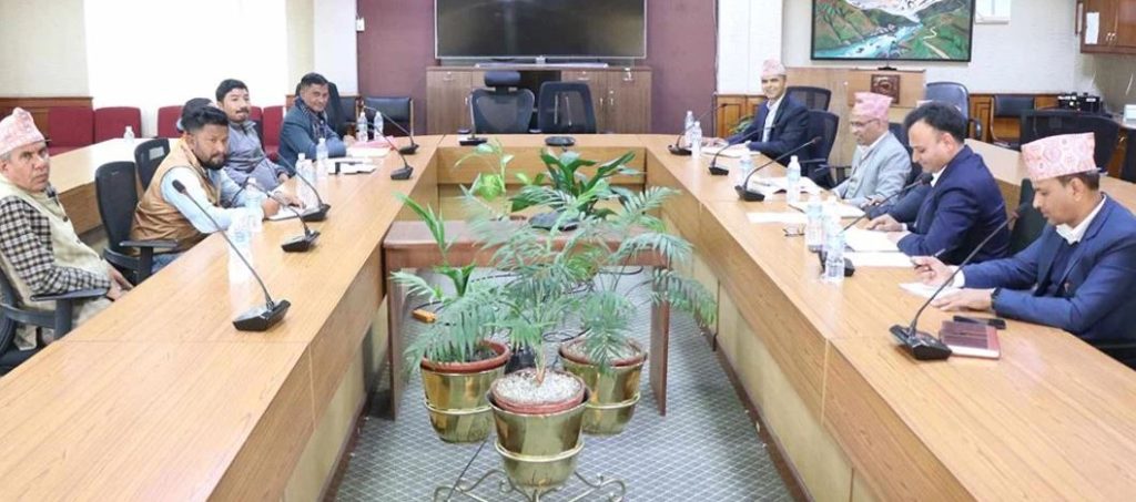 लघुवित्त क्षेत्रका समस्याबारे अध्ययन गर्न बनेको कार्यदलमा को-को छ ?