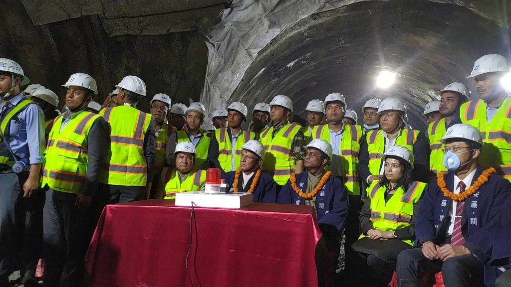 प्रधानमन्त्रीद्वारा नागढुङ्गा सुरुङमार्गको ‘ब्रेक थ्रु’