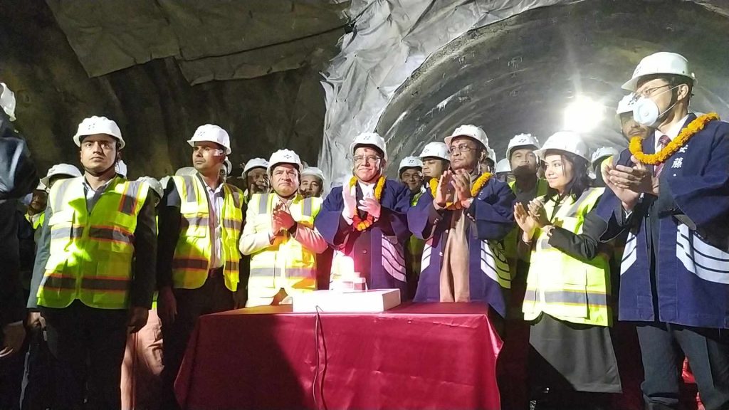 ‘अब सडक निर्माण गर्दा सुरुङमार्ग, अण्डरपास र फ्लाइओभर समेटिनेछन्’ : प्रधानमन्त्री दाहाल