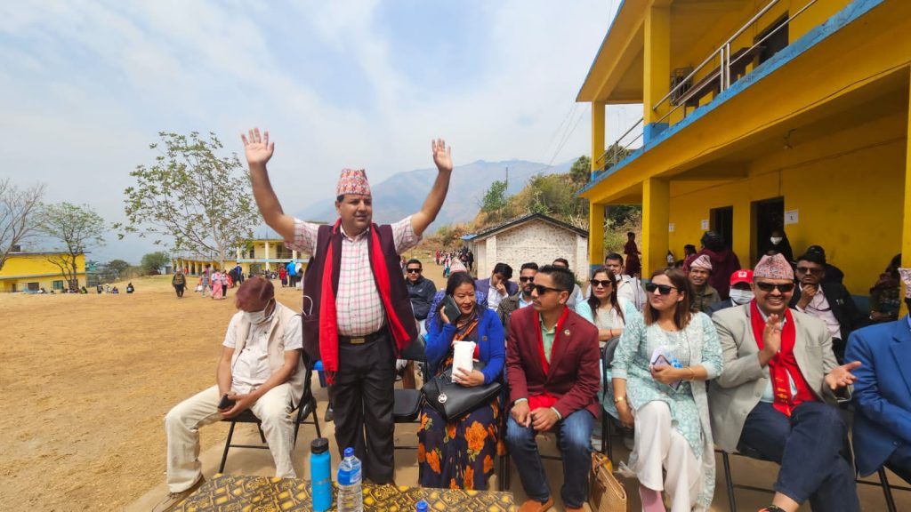सांसद सुनिल शर्मा नेतृत्वको स्वास्थ्य टोलीसहित रुकुमकोट पुग्दा (फोटो फिचर)