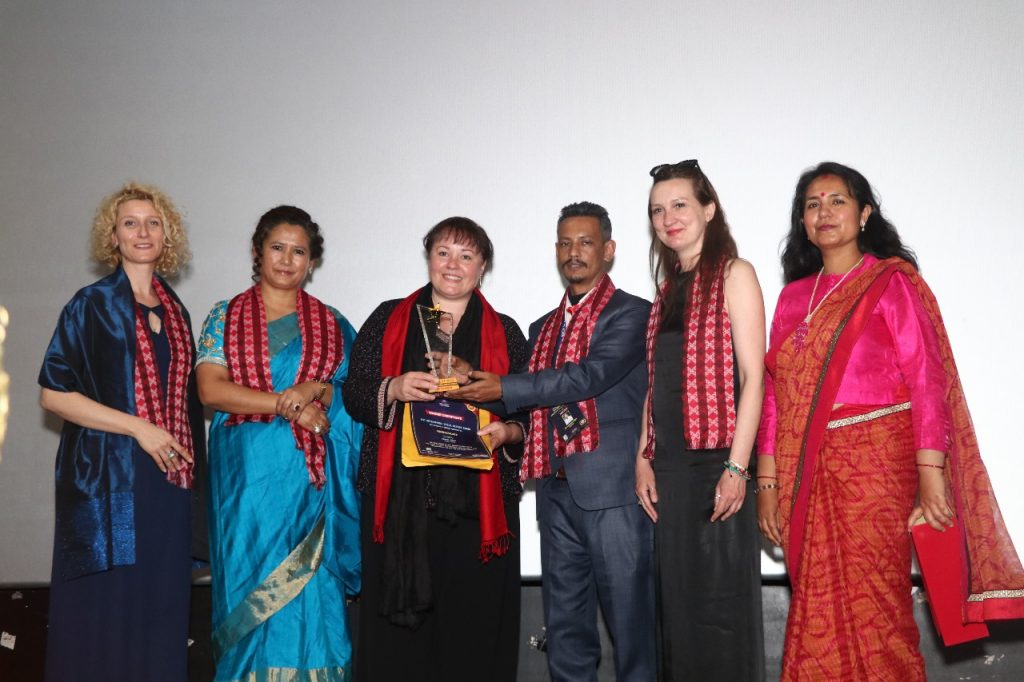 एक सटमा खिचिएको ‘घुर्रा’ले पायो उत्कृष्ट सर्टफिल्म अवार्ड, फिल्ममा ‘चिसो मान्छे’