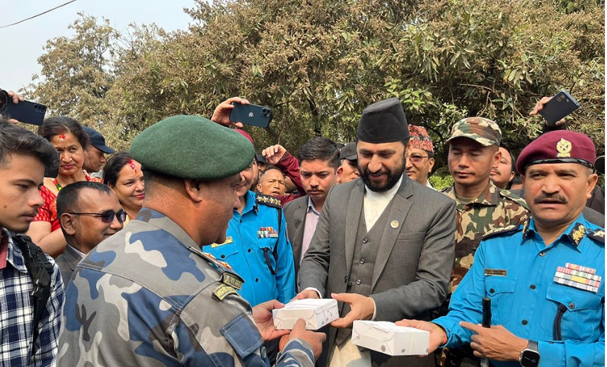 प्रहरी र सवारी चालकलाई मिठाई बाँड्दै गृहमन्त्री लामिछानेले सुरु गरे नयाँ वर्ष !