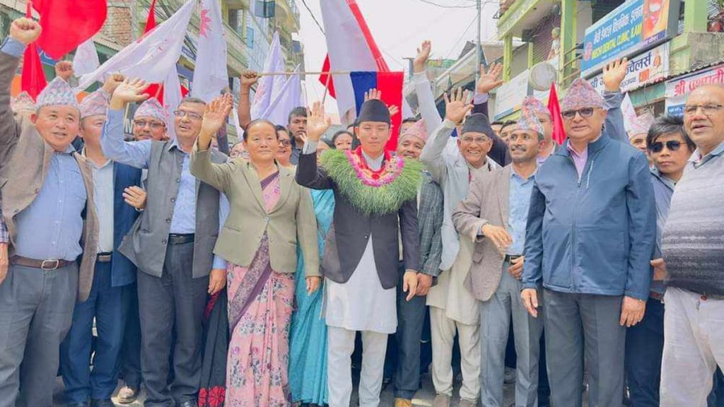 सुहाङ नेम्बाङले गराए उम्मेद्वारी दर्ता