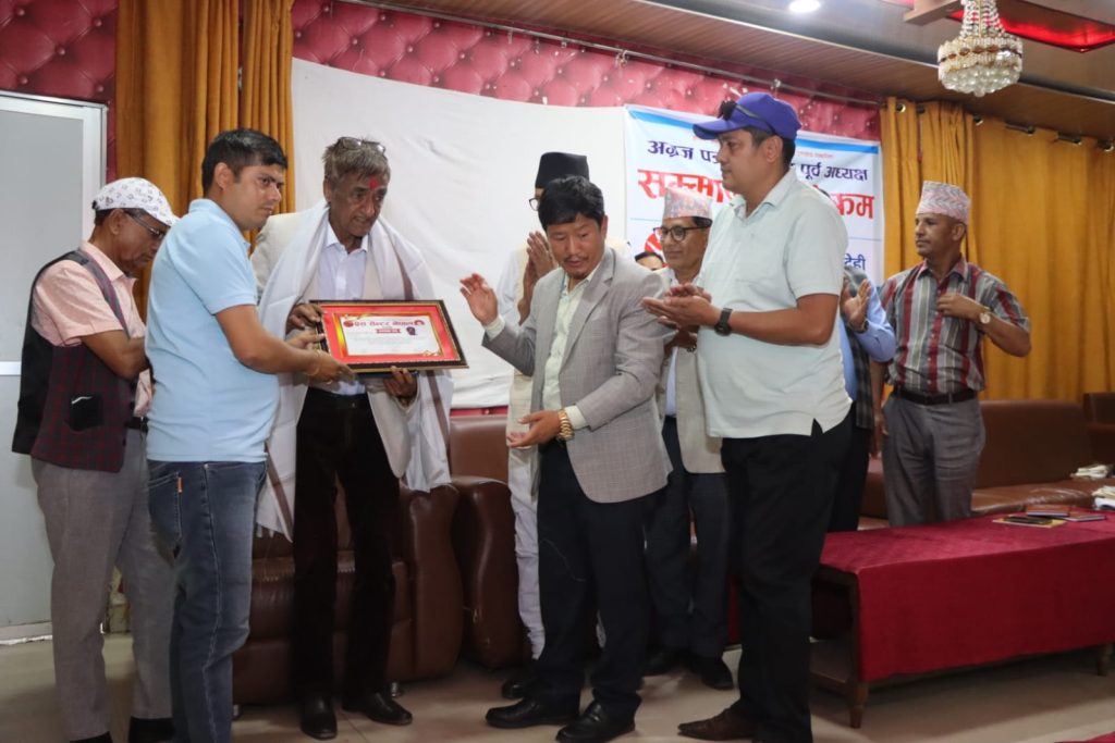 प्रेस सेन्टर रूपन्देहीद्वारा अग्रज पत्रकार सम्मानित