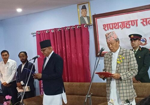 कोशीका नवनियुक्त मुख्यमन्त्री कार्कीद्धारा पद तथा गोपनीयताको शपथ ग्रहण
