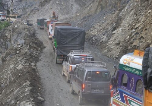 इच्छाकामनामा पहिरो खस्दा पृथ्वी राजमार्ग अवरुद्ध