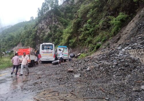 अविरल वर्षाले सिद्धार्थ राजमार्गमा पहिरो, सडक अवरुद्ध