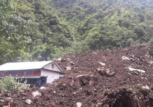 ताप्लेजुङको खेजेनिममा पहिरोमा परी एकै घरका ४ जनाको मृत्यु