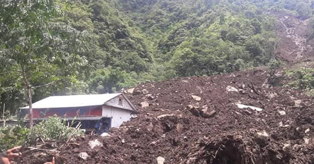 ताप्लेजुङको खेजेनिममा पहिरोमा परी एकै घरका ४ जनाको मृत्यु