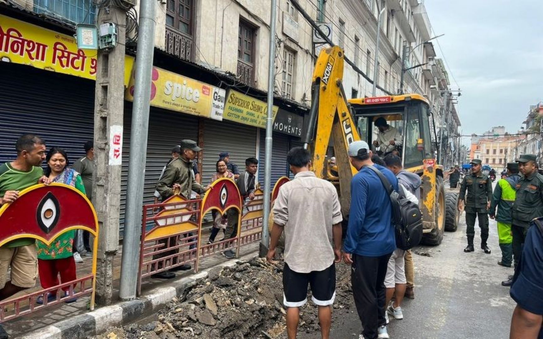 अदालतको आदेशपछि महानगरले शुरु गर्‍यो न्यूरोडमा फुटपाथ विस्तारको काम
