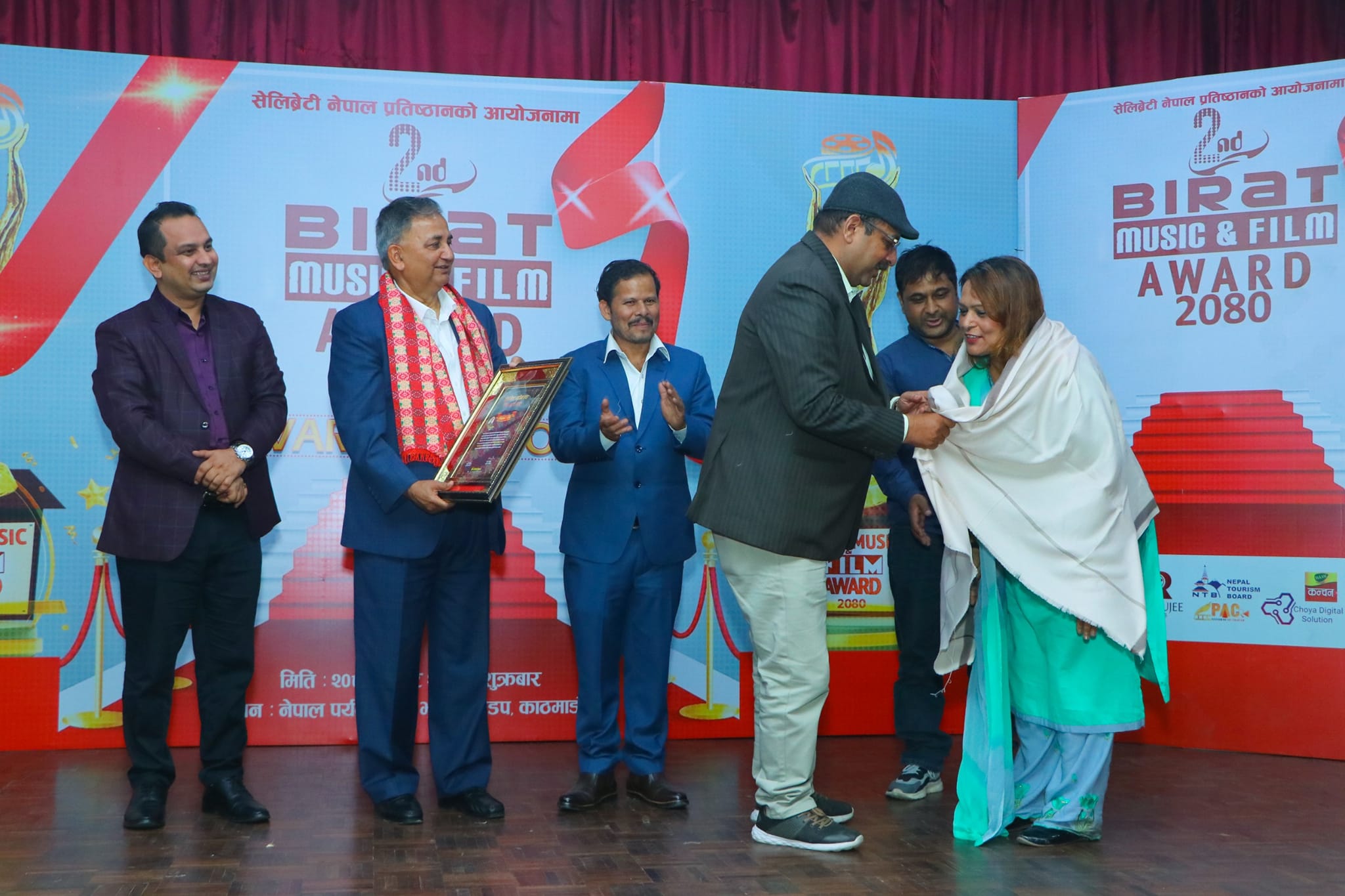 पत्रकार अधिकारीलाई राष्ट्रिय पत्रकारिता पुरस्कार एवं सम्मान