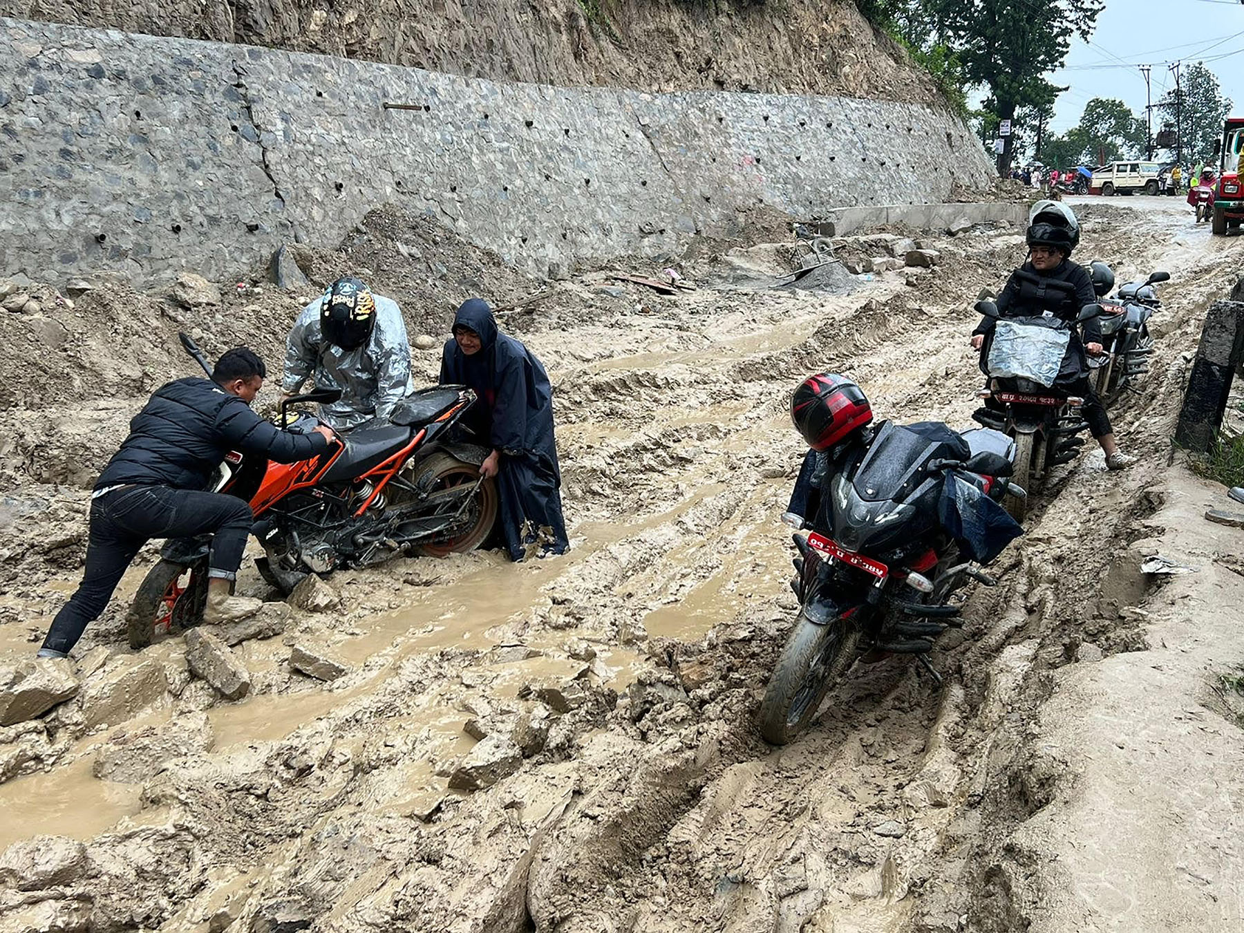 अरनिको राजमार्ग फेरि अवरुद्ध