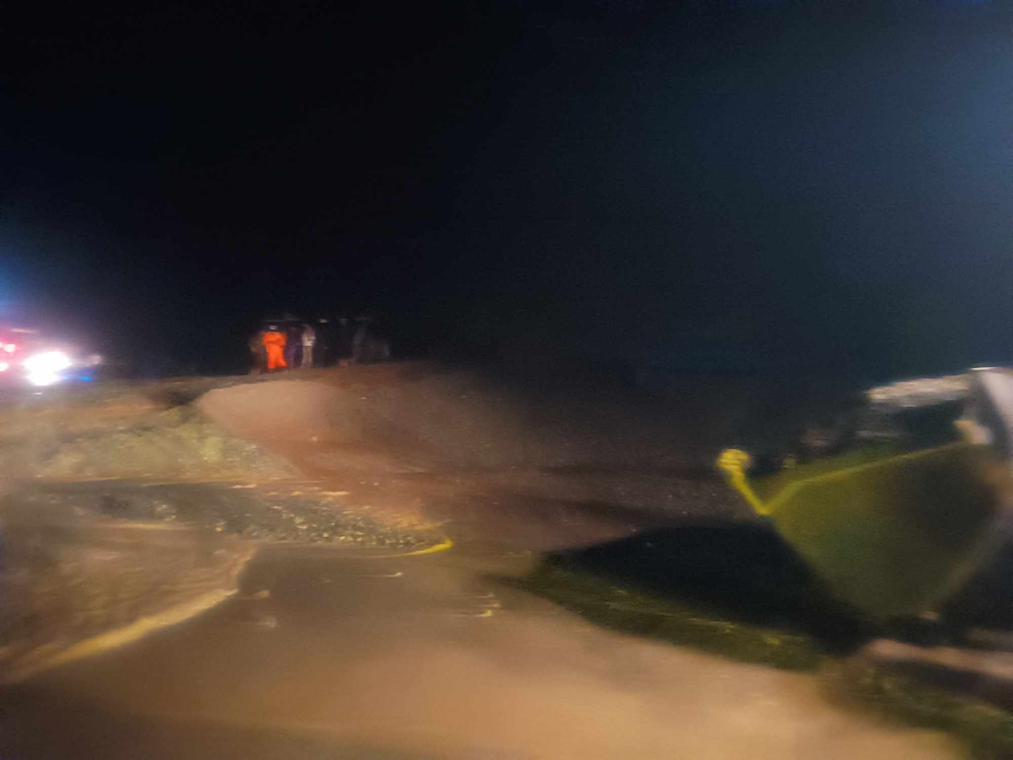 नारायणगढ-मुग्लिन सडक अन्तर्गत सिमलतालमा पहिरोमा परेर दुई यात्रु बस बगे