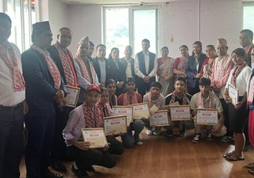 वालिङ नगरपालिकाले एसईईमा उत्कृष्ठ नतिजा ल्याउने विद्यार्थीलाई पुरस्कृत दियो