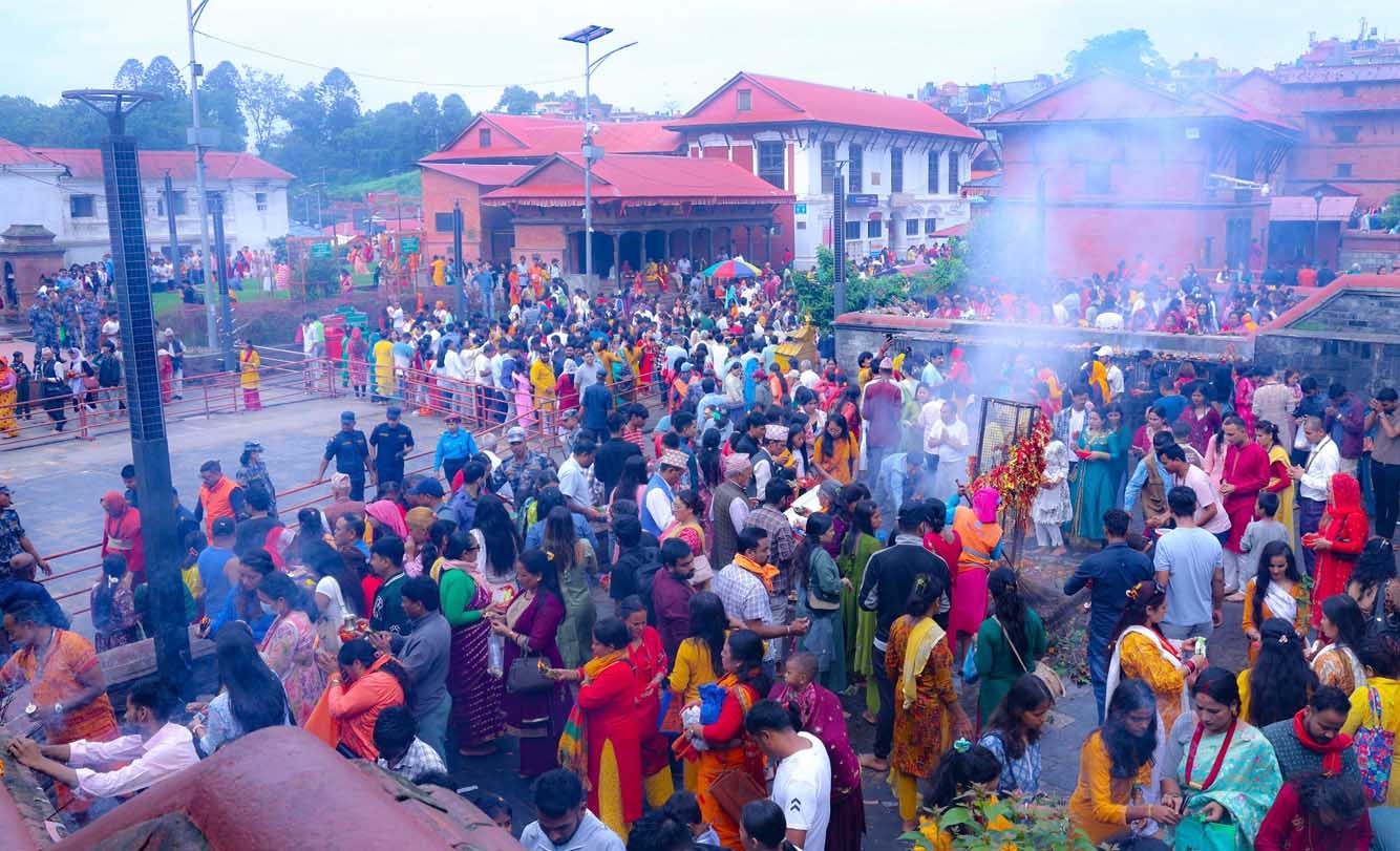 साउनको अन्तिम सोमबार पशुपतिमा देखिएको श्रद्धालुहरुको भीड {फोटोफिचर}