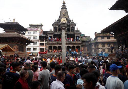 पाटनको कृष्ण मन्दिरमा श्रदालु दर्शनार्थीको बिहानैदेखि घुइँचो {तस्बिरहरू}