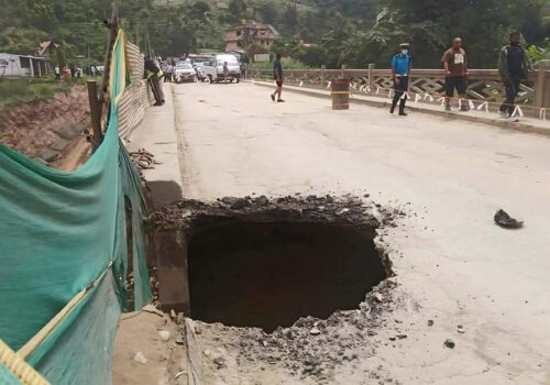 भ्वाङ परेको पुलमुनि डाइभर्सन बनाएर सवारी आवागमन सञ्चालनमा
