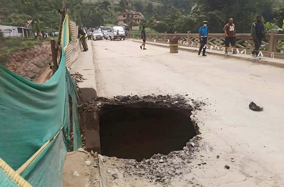 थाक्रेको सोप्याङ खोलाको पुलमा भ्वाङ परेपछि पृथ्वी राजमार्ग ठप्प !