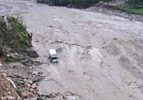 बागमती खोलाले तेलट्यांकर र ट्रक बगायो