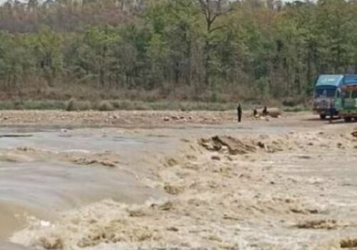 विनयी खोलाको डाइभर्सन बाढीले बगायो, पूर्वपश्चिम राजमार्ग अवरुद्ध