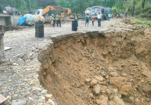 दाउन्नेमा सडक भत्कियो, पूर्व–पश्चिम राजमार्ग अवरूद्ध