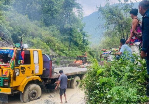 भारी वर्षाले कोशी लोकमार्ग अवरुद्ध, सतर्कता अपनाउन आग्रह