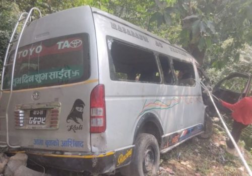 चितवन जाँदै गरेको माइक्रो बस दुर्घटना, २० जना घाइते