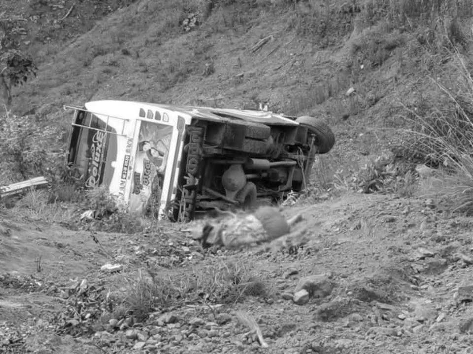 काभ्रेमा बस दुर्घटनाः एक जनाको मृत्यु, तीन घाइते