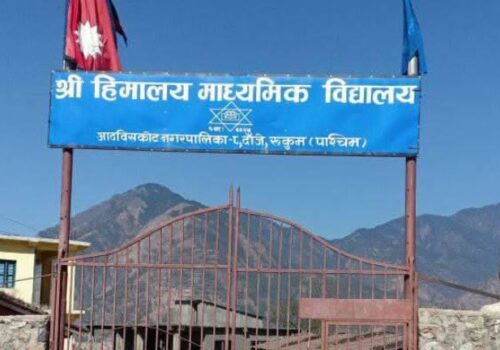 विद्यालयको गेटमा प्रधानाध्यापककै मदिरा पसल