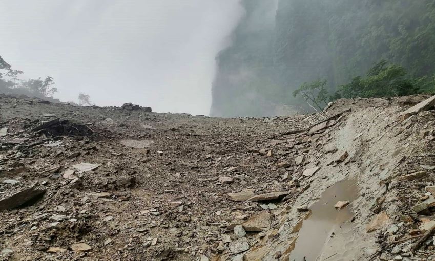 पहिरोले नेपाल–चीन सीमास्तम्भ पुरियो